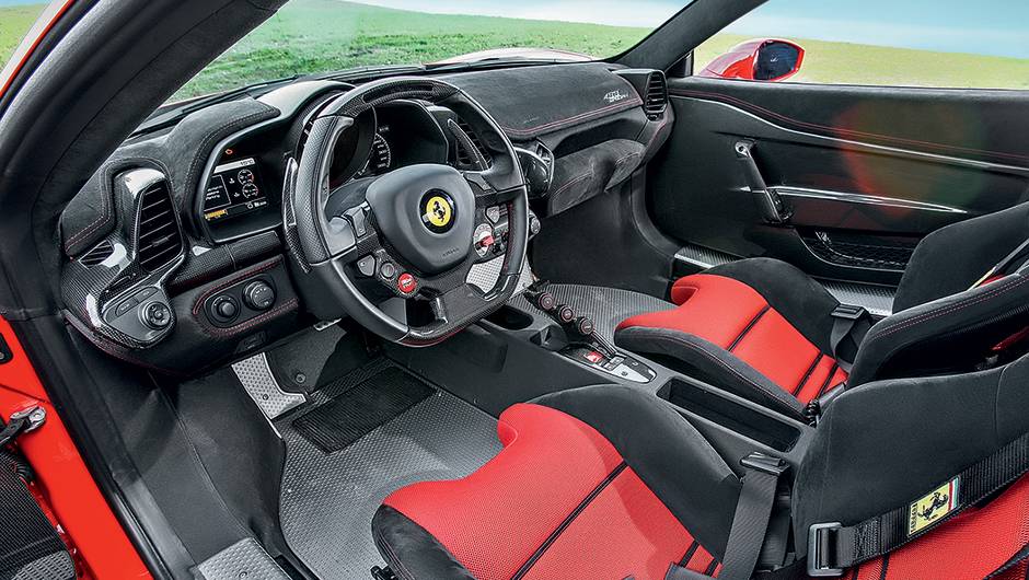 Acabamento da cabine &eacute; primoroso | <a href="https://quatrorodas.abril.com.br/carros/impressoes/ferrari-458-speciale-772369.shtml" rel="migration">Leia mais</a>