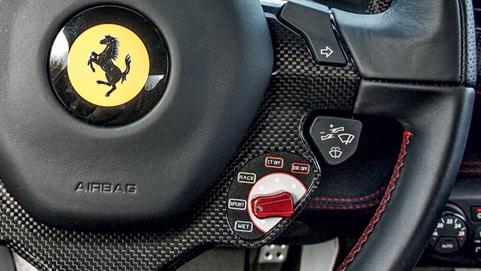 Manettino, &agrave; direta do volante: 5 modos de pilotagem | <a href="https://quatrorodas.abril.com.br/carros/impressoes/ferrari-458-speciale-772369.shtml" rel="migration">Leia mais</a>