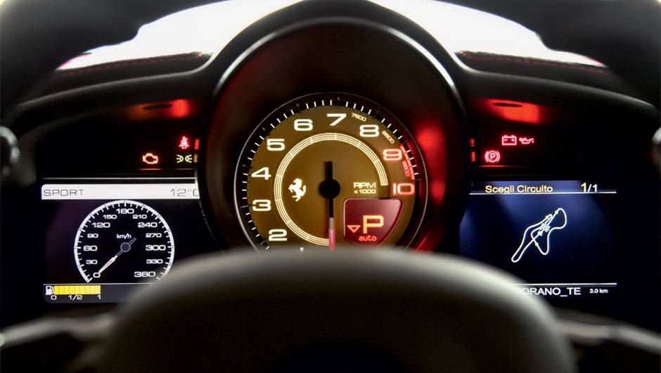 Quadro de instrumentos traz &agrave; direita uma tela que mostra tra&ccedil;ado do circuito percorrido | <a href="https://quatrorodas.abril.com.br/carros/impressoes/ferrari-458-speciale-772369.shtml" rel="migration">Leia mais</a>