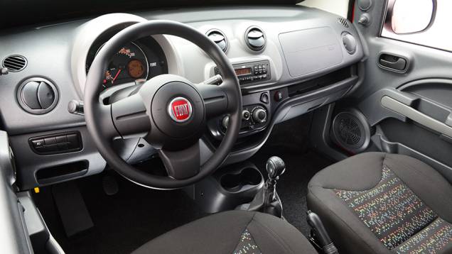 Upgrade na cabine é um dos pontos fortes do Fiorino, mas qualquer item de conforto é opcional | <a href="https://quatrorodas.abril.com.br/carros/impressoes/fiat-fiorino-1-4-771705.shtml" rel="migration">Leia mais</a>