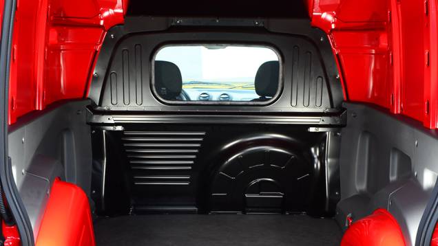 Área de carga foi isolada da cabine de passageiros | <a href="https://quatrorodas.abril.com.br/carros/impressoes/fiat-fiorino-1-4-771705.shtml" rel="migration">Leia mais</a> Área de carga foi isolada da cabine de passageiros | <a href="https://quatrorodas.abril.com.br/carros/impressoes/fiat-fiorino-1-4-771705.shtml" rel="migration">Leia mais</a>