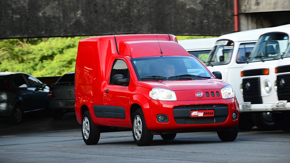 Dianteira &eacute; igual &agrave; do Uno, mas apenas o furg&atilde;o tem defletor de ar abaixo do para-choque | <a href="https://quatrorodas.abril.com.br/carros/impressoes/fiat-fiorino-1-4-771705.shtml" rel="migration">Leia mais</a>