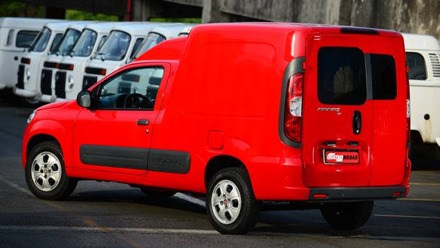 Portas são assimétricas e os faróis, maiores, como no Doblò. Maçaneta de puxar agora é vertical | <a href="https://quatrorodas.abril.com.br/carros/impressoes/fiat-fiorino-1-4-771705.shtml" rel="migration">Leia mais</a>