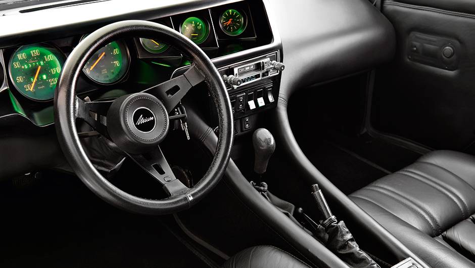 Volante trazia o requinte do ajuste el&eacute;trico de altura | <a href="https://quatrorodas.abril.com.br/carros/classicos-brasileiros/miura-mts-771647.shtml" rel="migration">Leia mais</a>