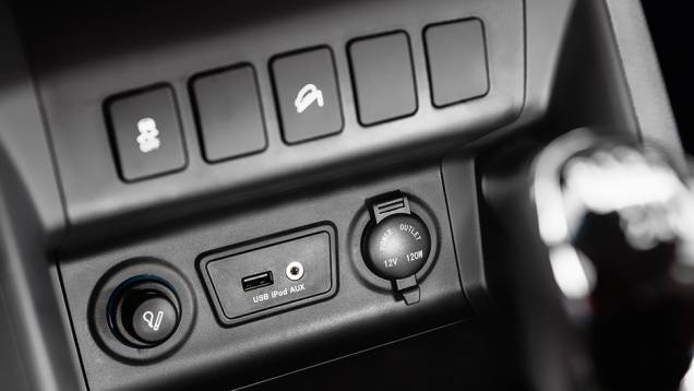 No centro, comandos do controle de estabilidade e entradas USB e auxiliar | <a href="https://quatrorodas.abril.com.br/carros/impressoes/jac-t6-771372.shtml" rel="migration">Leia mais</a> No centro, comandos do controle de estabilidade e entradas USB e auxiliar | <a href="https://quatrorodas.abril.com.br/carros/impressoes/jac-t6-771372.shtml" rel="migration">Leia mais</a>