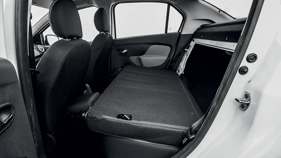 Sem a travessa met&aacute;lica atr&aacute;s do banco, agora &eacute; poss&iacute;vel rebat&ecirc;-lo e ampliar o espa&ccedil;o para bagagens | <a href="https://quatrorodas.abril.com.br/carros/impressoes/renault-logan-expression-1-0-771375.shtml" rel="migration">Leia mais</a>