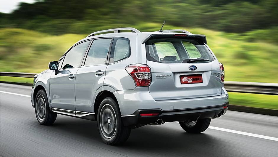 Prote&ccedil;&atilde;o contra raios UV nos vidros e abertura el&eacute;trica da tampa traseira | <a href="https://quatrorodas.abril.com.br/carros/testes/subaru-forester-2-0-xt-turbo-772015.shtml" rel="migration">Leia mais</a>