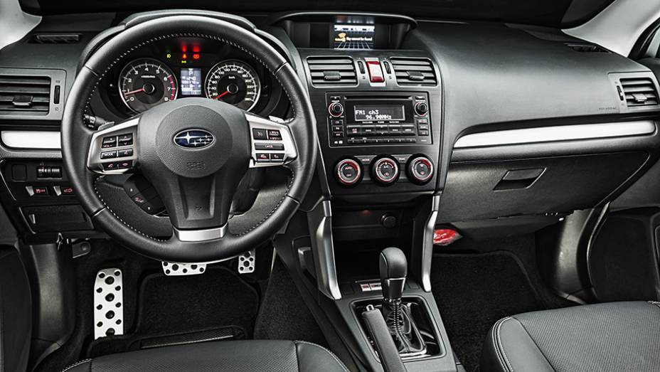 Cabine elegante e confortável. Tela colorida no topo do painel é de difícil leitura | <a href="https://quatrorodas.abril.com.br/carros/testes/subaru-forester-2-0-xt-turbo-772015.shtml" rel="migration">Leia mais</a>