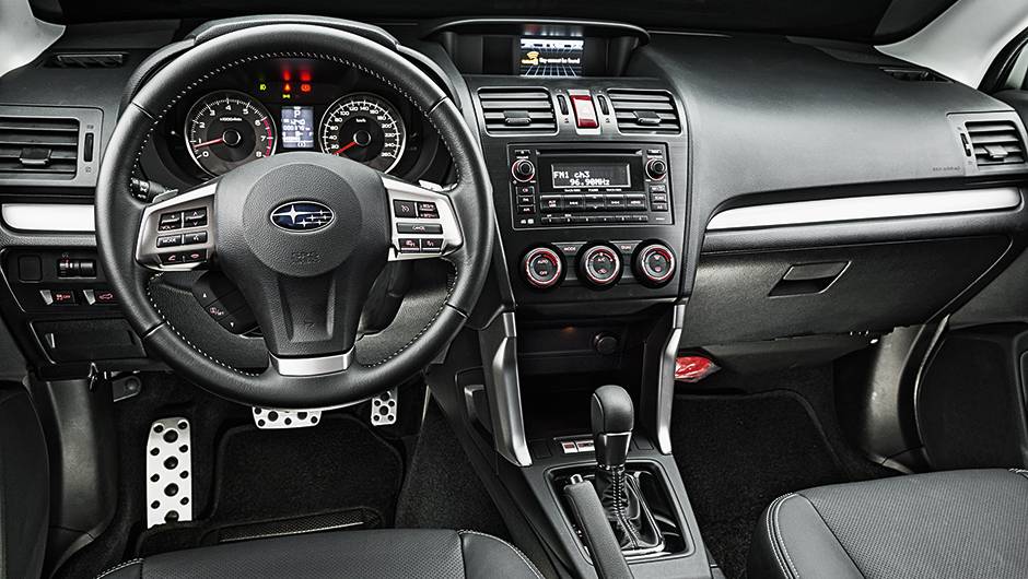 Cabine elegante e confort&aacute;vel. Tela colorida no topo do painel &eacute; de dif&iacute;cil leitura | <a href="https://quatrorodas.abril.com.br/carros/testes/subaru-forester-2-0-xt-turbo-772015.shtml" rel="migration">Leia mais</a>
