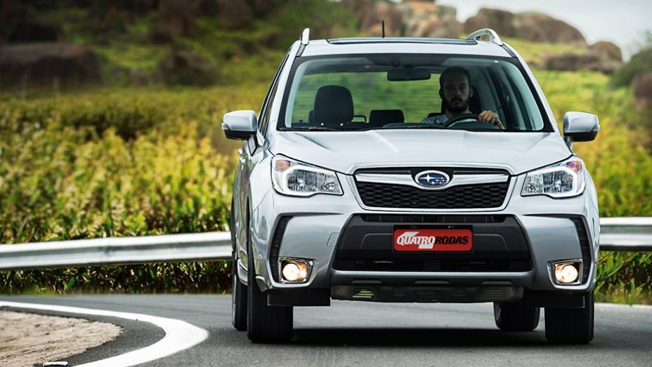 Faróis trazem sistema de nivelamento automático | <a href="https://quatrorodas.abril.com.br/carros/testes/subaru-forester-2-0-xt-turbo-772015.shtml" rel="migration">Leia mais</a>