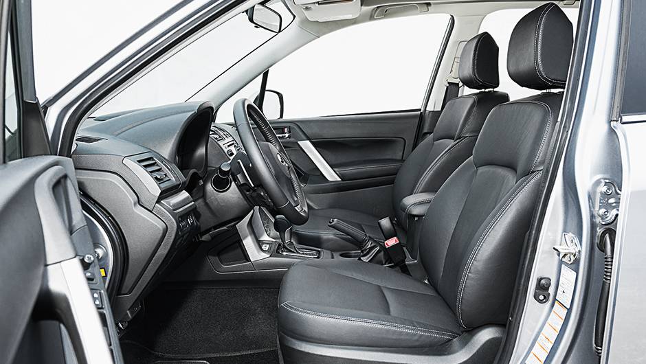 Bancos de couro com regulagem el&eacute;trica de s&eacute;rie: f&aacute;cil achar a posi&ccedil;&atilde;o de dirigir | <a href="https://quatrorodas.abril.com.br/carros/testes/subaru-forester-2-0-xt-turbo-772015.shtml" rel="migration">Leia mais</a>