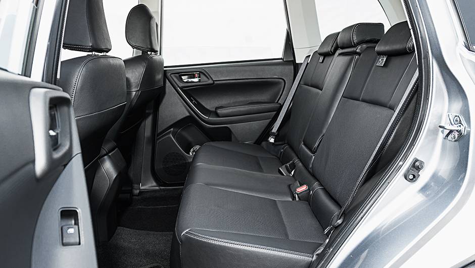 Atr&aacute;s, espa&ccedil;o de sobra para tr&ecirc;s | <a href="https://quatrorodas.abril.com.br/carros/testes/subaru-forester-2-0-xt-turbo-772015.shtml" rel="migration">Leia mais</a>