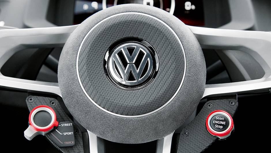 Ajuste do modo de condu&ccedil;&atilde;o no polegar esquerdo, partida no direito | <a href="https://quatrorodas.abril.com.br/carros/impressoes/volkswagen-design-vision-gti-772455.shtml" rel="migration">Leia mais</a>