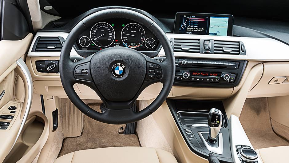 Acabamento bicolor quebra a sobriedade extrema da decora&ccedil;&atilde;o da cabine | <a href="https://quatrorodas.abril.com.br/carros/testes/bmw-320i-activeflex-774586.shtml" rel="migration">Leia mais</a>