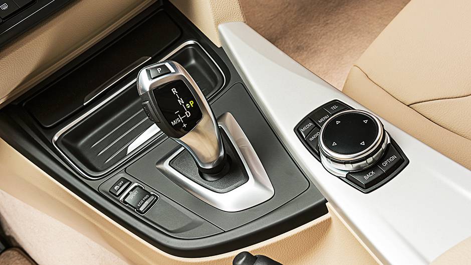 C&acirc;mbio tem oito marchas sequenciais | <a href="https://quatrorodas.abril.com.br/carros/testes/bmw-320i-activeflex-774586.shtml" rel="migration">Leia mais</a>