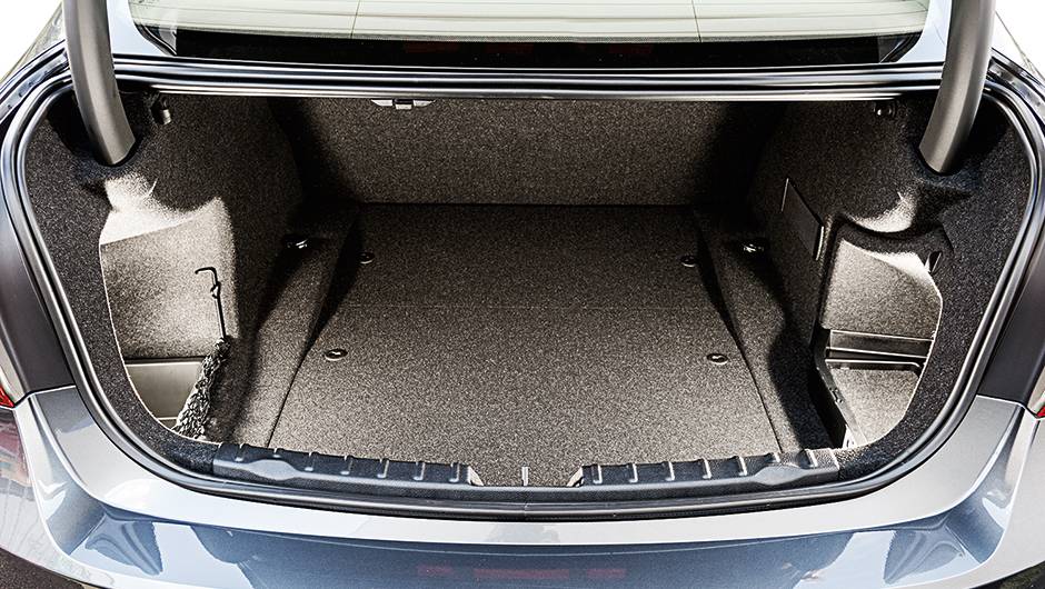 Dobradi&ccedil;as convencionais roubam espa&ccedil;o | <a href="https://quatrorodas.abril.com.br/carros/testes/bmw-320i-activeflex-774586.shtml" rel="migration">Leia mais</a>