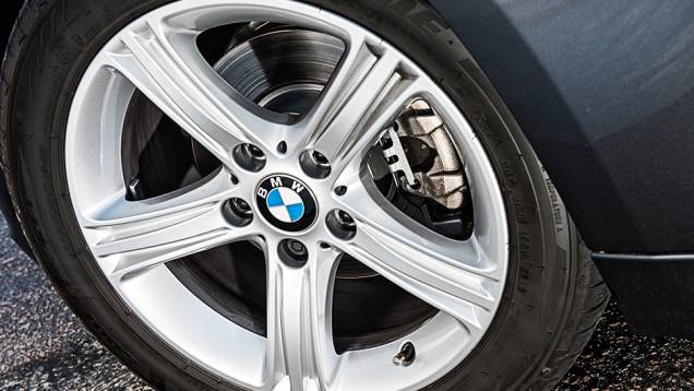 Rodas aro 18 e discos ventilados são de série | <a href="https://quatrorodas.abril.com.br/carros/testes/bmw-320i-activeflex-774586.shtml" rel="migration">Leia mais</a> Rodas aro 18 e discos ventilados são de série | <a href="https://quatrorodas.abril.com.br/carros/testes/bmw-320i-activeflex-774586.shtml" rel="migration">Leia mais</a>