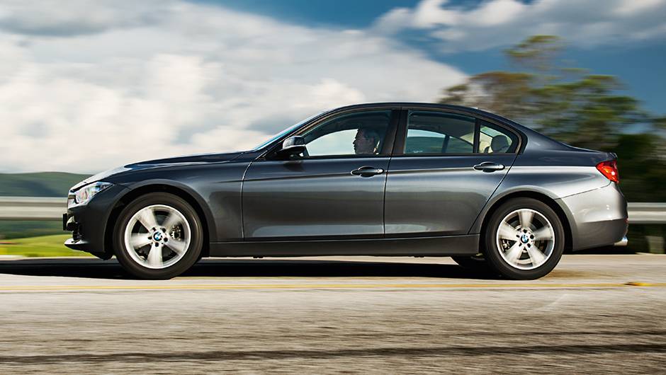 Capô longo e traseira curta: Série 3 segue elegante e atual | <a href="https://quatrorodas.abril.com.br/carros/testes/bmw-320i-activeflex-774586.shtml" rel="migration">Leia mais</a> Capô longo e traseira curta: Série 3 segue elegante e atual | <a href="https://quatrorodas.abril.com.br/carros/testes/bmw-320i-activeflex-774586.shtml" rel="migration">Leia mais</a>
