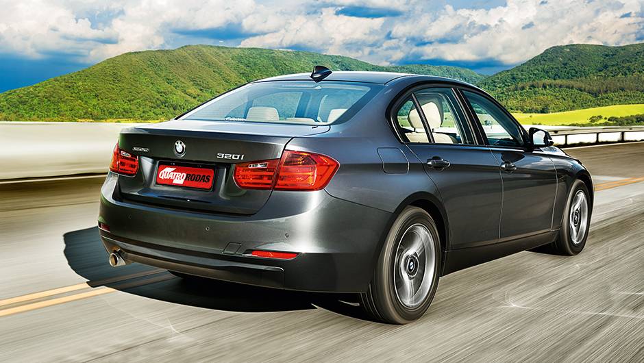 Vincos integram as lanternas à carroceria | <a href="https://quatrorodas.abril.com.br/carros/testes/bmw-320i-activeflex-774586.shtml" rel="migration">Leia mais</a> Vincos integram as lanternas à carroceria | <a href="https://quatrorodas.abril.com.br/carros/testes/bmw-320i-activeflex-774586.shtml" rel="migration">Leia mais</a>