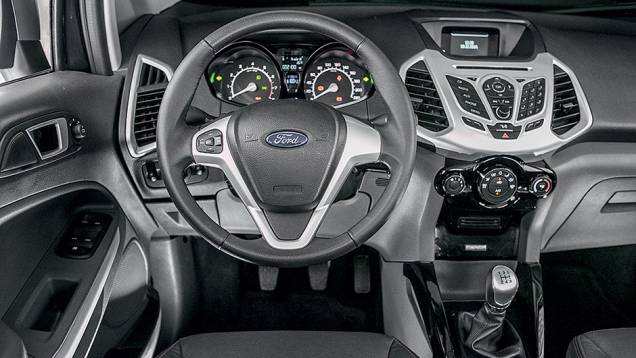 EcoSport possui direção com assistência elétrica | <a href="https://quatrorodas.abril.com.br/carros/testes/aventureiros-urbanos-777231.shtml" rel="migration">Leia mais</a>