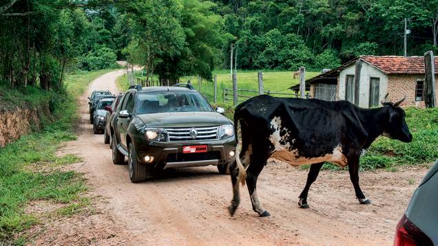 … ou a veículos pesados nas estreitas trilhas | <a href="https://quatrorodas.abril.com.br/carros/testes/aventureiros-urbanos-777231.shtml" rel="migration">Leia mais</a>