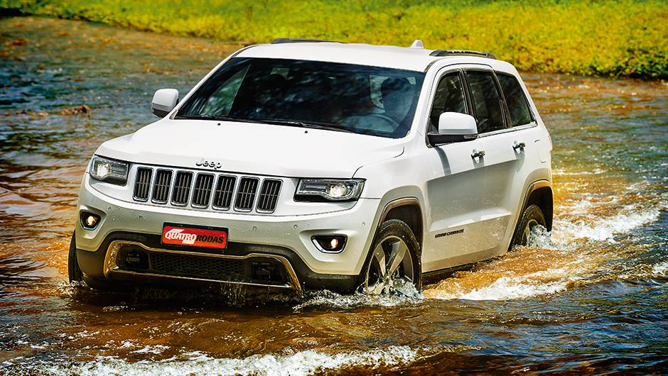 Travessia de rio: conforto mesmo em situa&ccedil;&otilde;es extremas | <a href="https://quatrorodas.abril.com.br/carros/impressoes/jeep-grand-cherokee-limited-v6-3-6-774608.shtml" rel="migration">Leia mais</a>