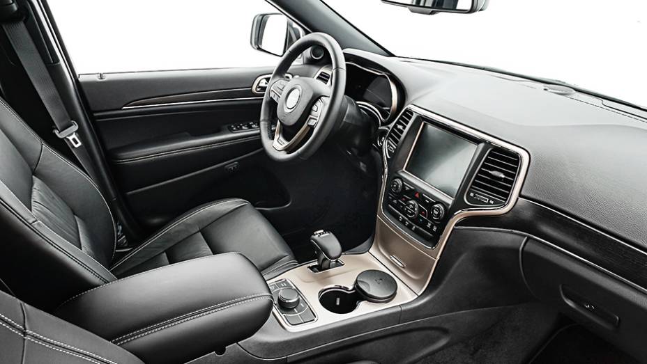 Vidros laminados: maior conforto acústico | <a href="https://quatrorodas.abril.com.br/carros/impressoes/jeep-grand-cherokee-limited-v6-3-6-774608.shtml" rel="migration">Leia mais</a>