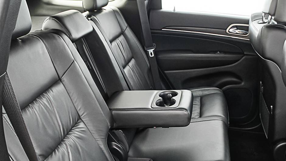 Espa&ccedil;o e conforto para tr&ecirc;s adultos | <a href="https://quatrorodas.abril.com.br/carros/impressoes/jeep-grand-cherokee-limited-v6-3-6-774608.shtml" rel="migration">Leia mais</a>