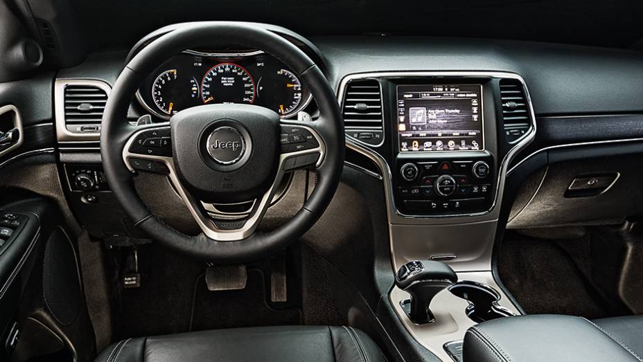 Novo câmbio trouxe console central redesenhado e borboletas de troca de marchas no volante | <a href="https://quatrorodas.abril.com.br/carros/impressoes/jeep-grand-cherokee-limited-v6-3-6-774608.shtml" rel="migration">Leia mais</a>