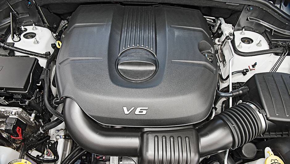 Motor V6: duplo comando de v&aacute;lvulas no cabe&ccedil;ote | <a href="https://quatrorodas.abril.com.br/carros/impressoes/jeep-grand-cherokee-limited-v6-3-6-774608.shtml" rel="migration">Leia mais</a>