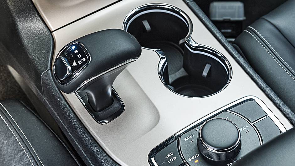 C&acirc;mbio: monitoramento eletr&ocirc;nico e oito marchas | <a href="https://quatrorodas.abril.com.br/carros/impressoes/jeep-grand-cherokee-limited-v6-3-6-774608.shtml" rel="migration">Leia mais</a>