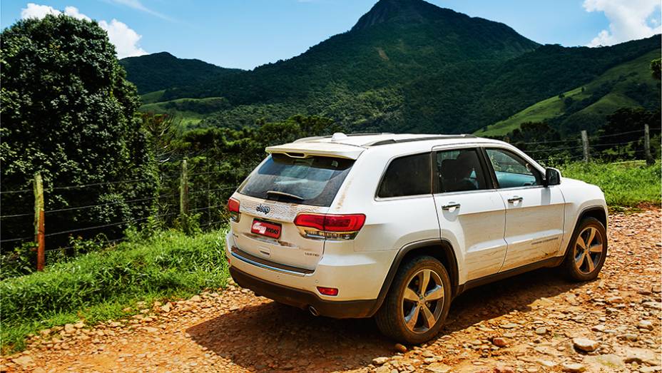 Boa tração mesmo ao desfilar suas 2,2 toneladas sobre pedras soltas | <a href="https://quatrorodas.abril.com.br/carros/impressoes/jeep-grand-cherokee-limited-v6-3-6-774608.shtml" rel="migration">Leia mais</a>