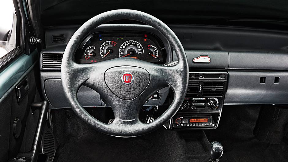 Grafismo dos instrumentos &eacute; diferente dos demais | <a href="https://quatrorodas.abril.com.br/carros/impressoes/fiat-grazie-mille-774026.shtml" rel="migration">Leia mais</a>