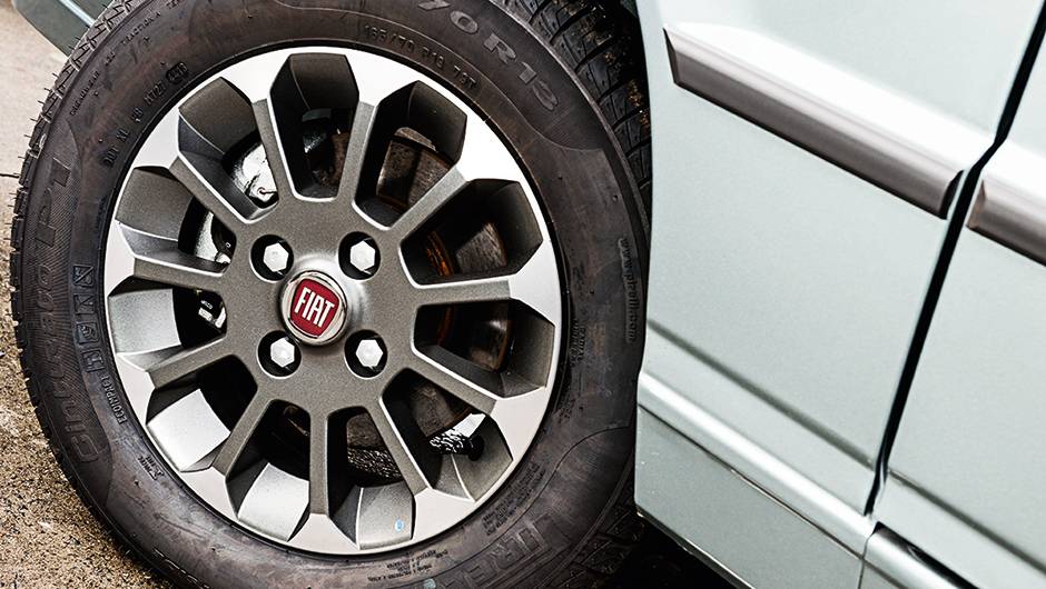 Rodas de liga aro 13 eram opcionais conhecidos | <a href="https://quatrorodas.abril.com.br/carros/impressoes/fiat-grazie-mille-774026.shtml" rel="migration">Leia mais</a>