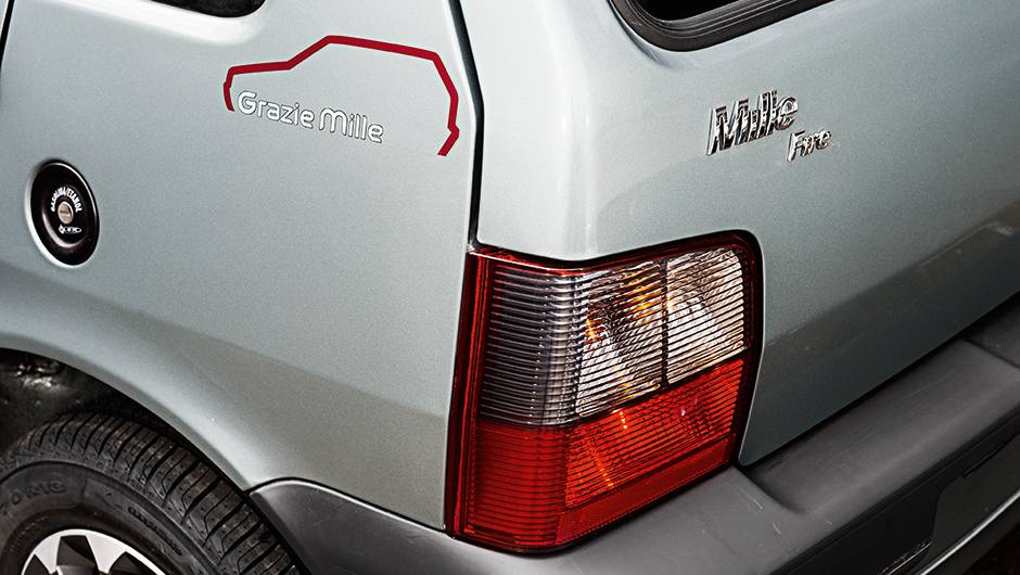Adesivo na lateral tem o nome da vers&atilde;o | <a href="https://quatrorodas.abril.com.br/carros/impressoes/fiat-grazie-mille-774026.shtml" rel="migration">Leia mais</a>