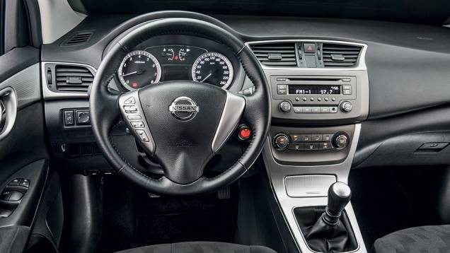 Sem tela colorida, painel central ficou esvaziado | <a href="https://quatrorodas.abril.com.br/carros/impressoes/nissan-sentra-2-0-s-774056.shtml" rel="migration">Leia mais</a> Sem tela colorida, painel central ficou esvaziado | <a href="https://quatrorodas.abril.com.br/carros/impressoes/nissan-sentra-2-0-s-774056.shtml" rel="migration">Leia mais</a>