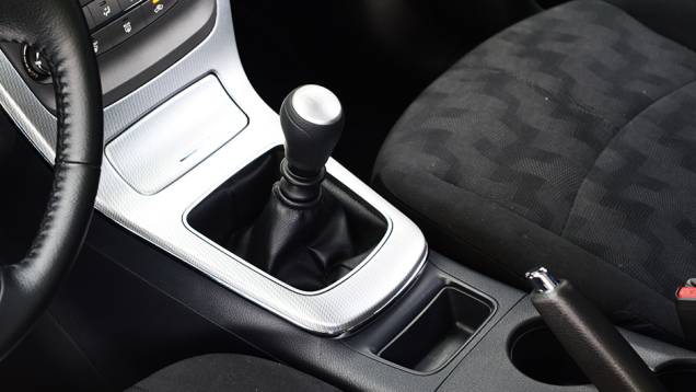 O câmbio com engates precisos e acabamento agradável em veludo nos bancos | <a href="https://quatrorodas.abril.com.br/carros/impressoes/nissan-sentra-2-0-s-774056.shtml" rel="migration">Leia mais</a> O câmbio com engates precisos e acabamento agradável em veludo nos bancos | <a href="https://quatrorodas.abril.com.br/carros/impressoes/nissan-sentra-2-0-s-774056.shtml" rel="migration">Leia mais</a>