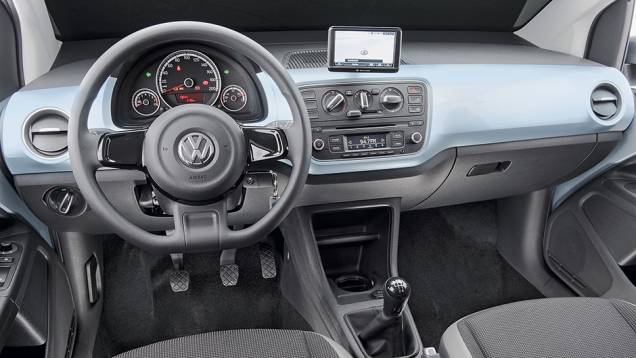 A central multimídia com GPS é item opcional para as versões mais caras | <a href="https://quatrorodas.abril.com.br/carros/testes/volkswagen-up-773936.shtml" rel="migration">Leia mais</a>