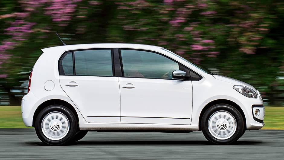 O Up! brasileiro &eacute; 6,5 cm maior que o alem&atilde;o, na traseira | <a href="https://quatrorodas.abril.com.br/carros/testes/volkswagen-up-773936.shtml" rel="migration">Leia mais</a>