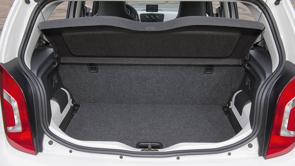 Capacidade do porta-malas &eacute; de 285 litros, | <a href="https://quatrorodas.abril.com.br/carros/testes/volkswagen-up-773936.shtml" rel="migration">Leia mais</a>