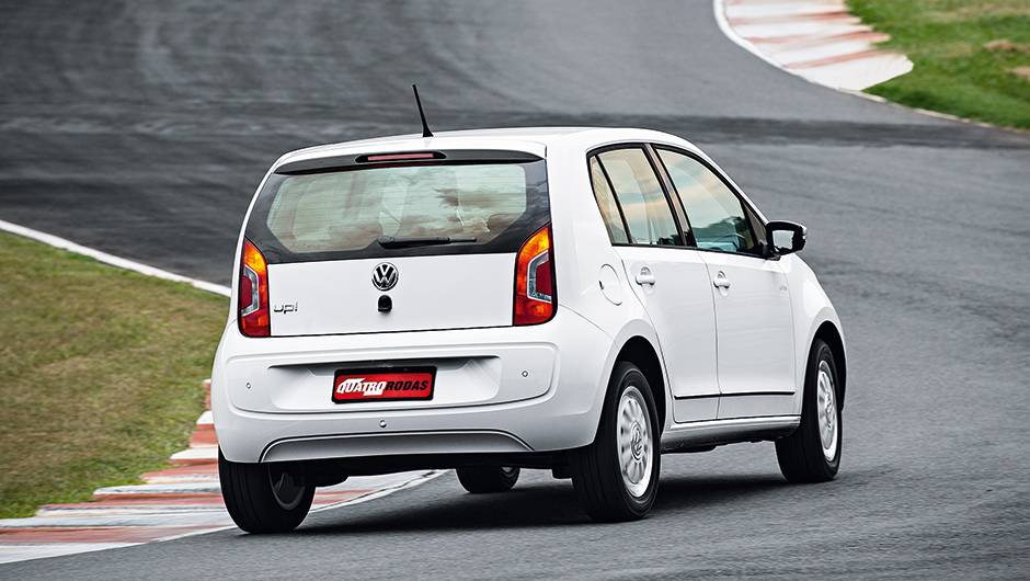 O porta-malas tem tampa com fechadura el&eacute;trica | <a href="https://quatrorodas.abril.com.br/carros/testes/volkswagen-up-773936.shtml" rel="migration">Leia mais</a>