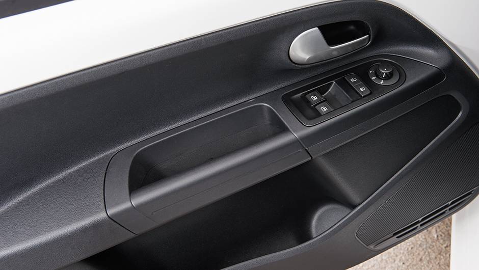 Controles de vidros ficam nas portas | <a href="https://quatrorodas.abril.com.br/carros/testes/volkswagen-up-773936.shtml" rel="migration">Leia mais</a>