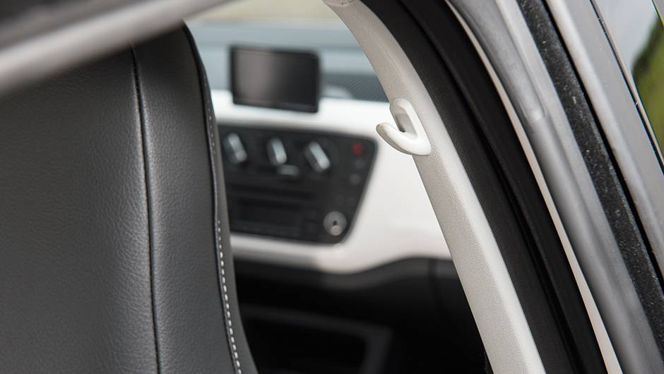 Na coluna h&aacute; um suporte para roupas | <a href="https://quatrorodas.abril.com.br/carros/testes/volkswagen-up-773936.shtml" rel="migration">Leia mais</a>