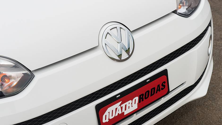 Logotipo &eacute; vazado na cor da carroceria | <a href="https://quatrorodas.abril.com.br/carros/testes/volkswagen-up-773936.shtml" rel="migration">Leia mais</a>