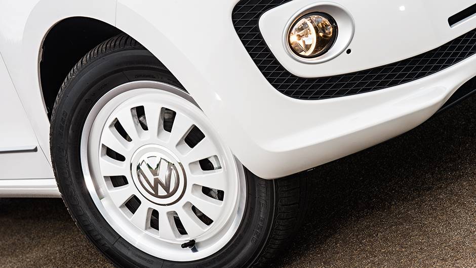 Vers&atilde;o White Up! traz rodas brancas | <a href="https://quatrorodas.abril.com.br/carros/testes/volkswagen-up-773936.shtml" rel="migration">Leia mais</a>