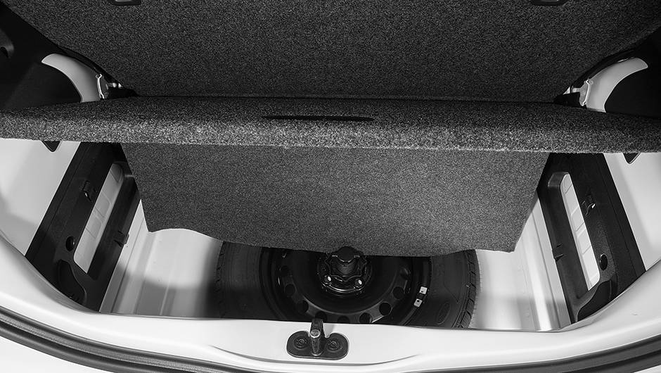 Estepe fica sob o piso no porta-malas | <a href="https://quatrorodas.abril.com.br/carros/testes/volkswagen-up-773936.shtml" rel="migration">Leia mais</a>