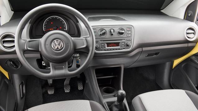 TAKE UP!: Mostrador tem velocímetro, mas não tem conta-giros | <a href="https://quatrorodas.abril.com.br/carros/testes/volkswagen-up-773936.shtml" rel="migration">Leia mais</a>