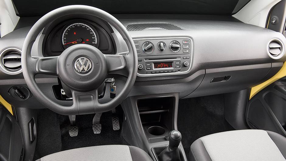 TAKE UP!: Mostrador tem veloc&iacute;metro, mas n&atilde;o tem conta-giros | <a href="https://quatrorodas.abril.com.br/carros/testes/volkswagen-up-773936.shtml" rel="migration">Leia mais</a>