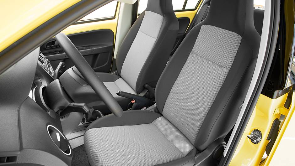 TAKE UP!:  revestimento de tecido simples | <a href="https://quatrorodas.abril.com.br/carros/testes/volkswagen-up-773936.shtml" rel="migration">Leia mais</a>