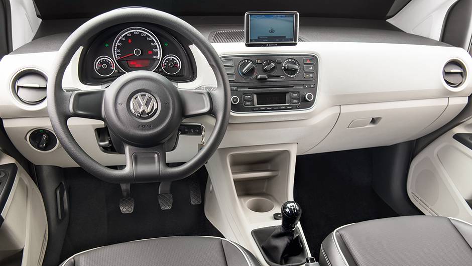 MOVE UP!: Painel com acabamento claro e texturizado &eacute; opcional | <a href="https://quatrorodas.abril.com.br/carros/testes/volkswagen-up-773936.shtml" rel="migration">Leia mais</a>